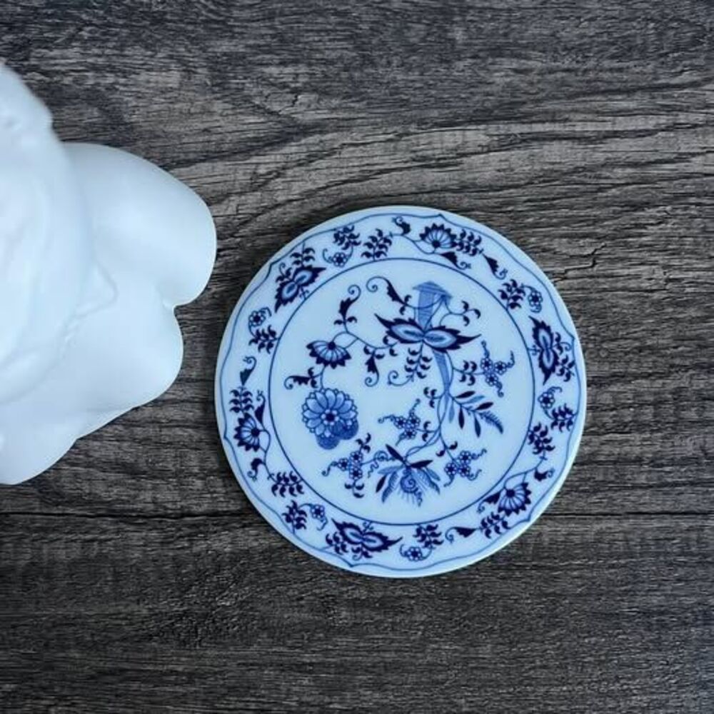 Blue and White ‘Blue Onion’ Trivet by Blue Danube